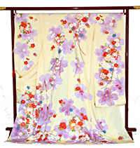 クリームの地色に桜と花々