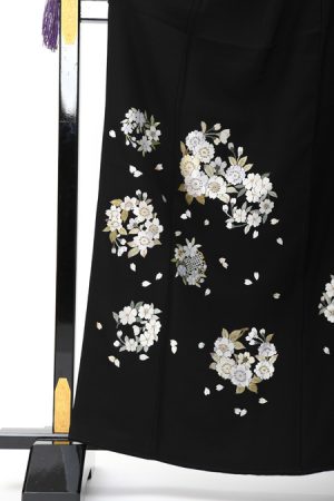 山口美術織物の総刺繍黒留袖です。裾模様