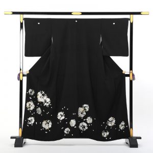 山口美術織物の総刺繍黒留袖です。