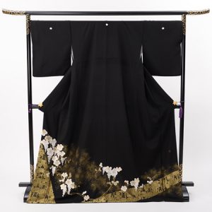 山口美術織物 高級総刺繍の黒留袖レンタル