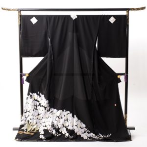 チャペルやホテルにお薦め 総刺繍胡蝶蘭の留袖レンタル