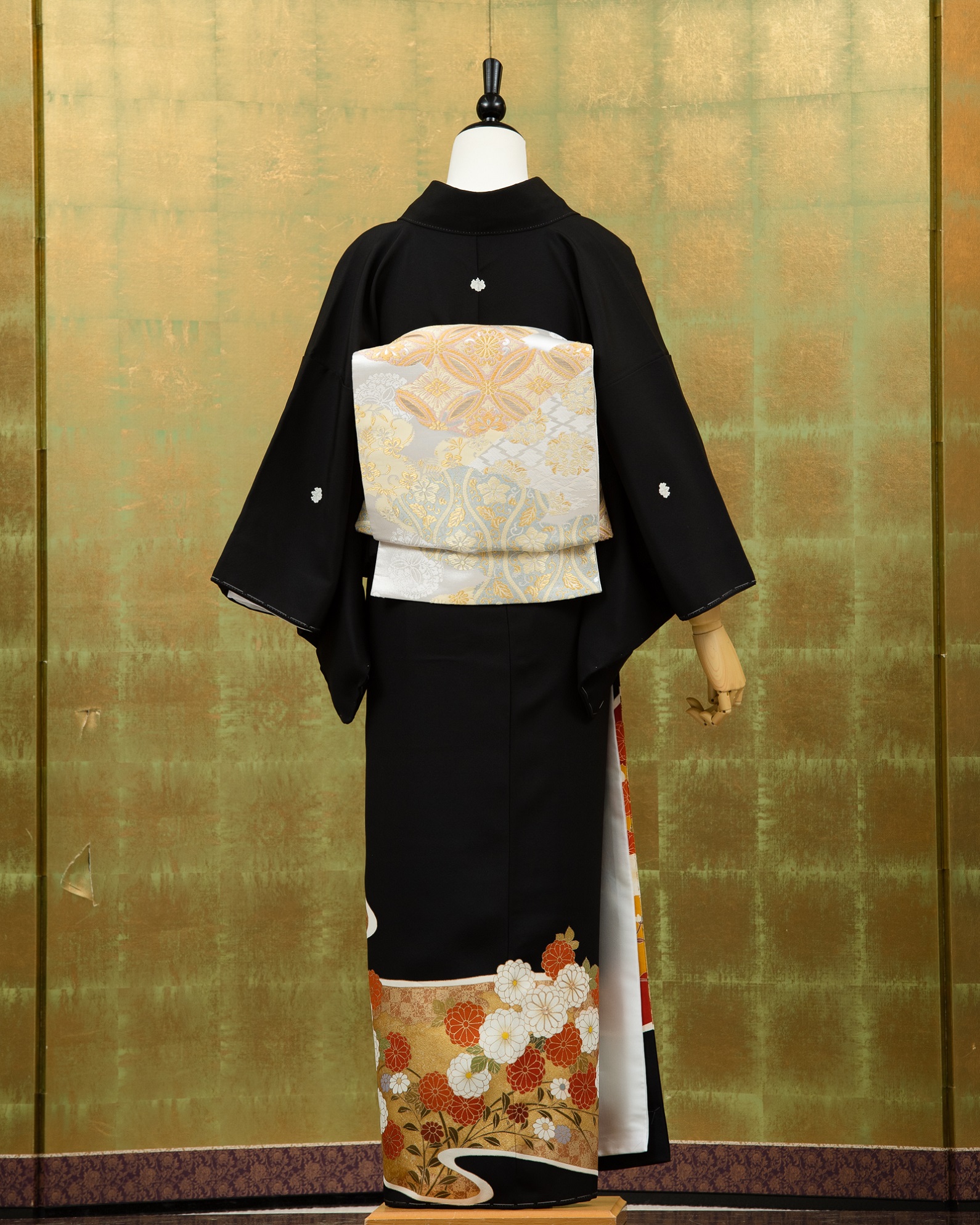 高級黒留袖レンタル】t-223 金に菊柄 Sサイズのフルセット