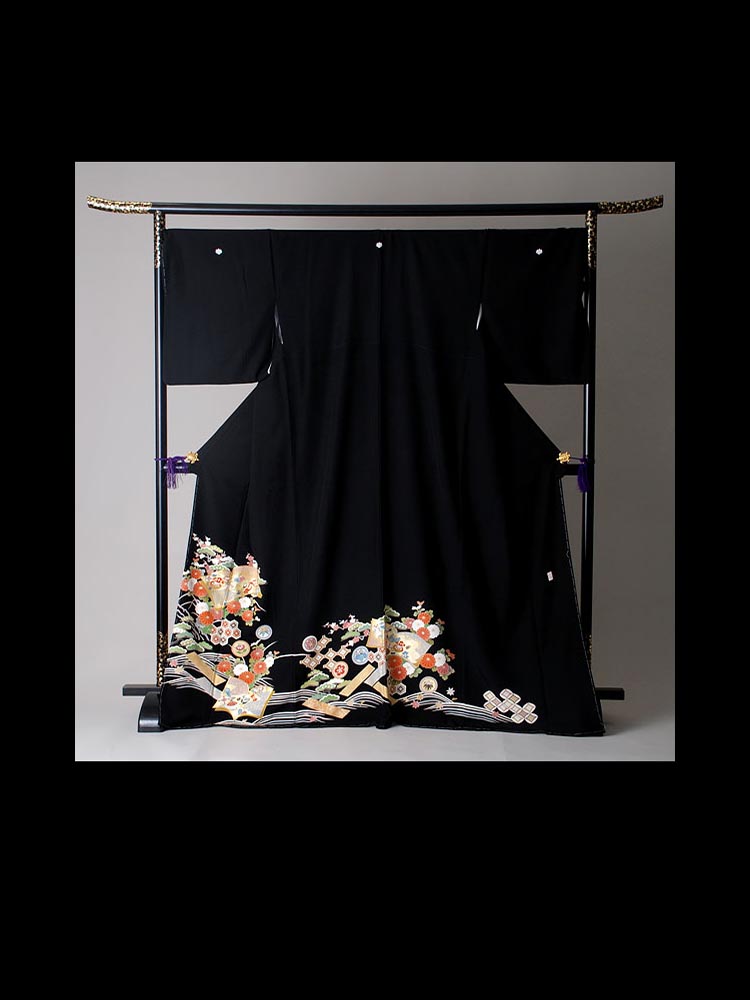 大きいサイズの黒留袖レンタル。品番T-326。ぽっちゃりさん向けの留袖です。