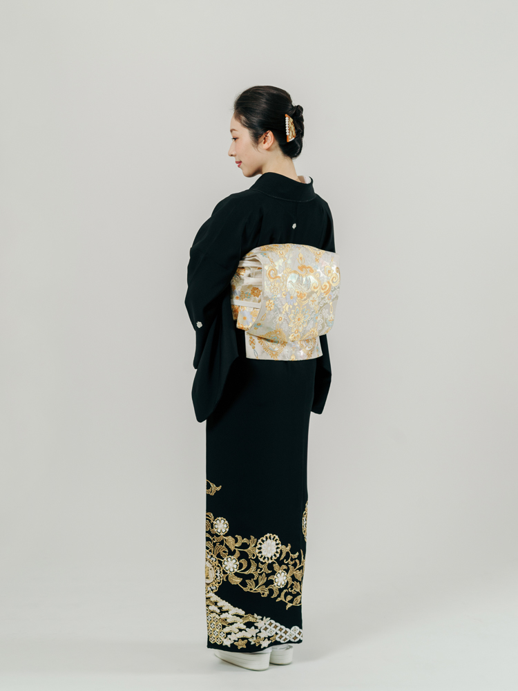 は*き様 黒留袖 花紋に刺繍の鳳凰 裄66 着物 正絹 五つ紋 袷 広衿 RK- 黒留袖 扇に花模様 羽ばたく鶴 金彩 裄67 着物 正絹 五つ紋 RK-4360